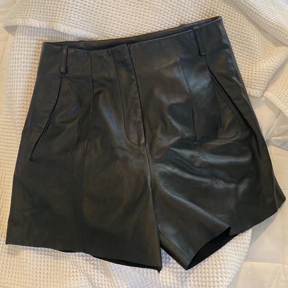 Elegant Black Leather Women Shorts - Picture 5 of 11
